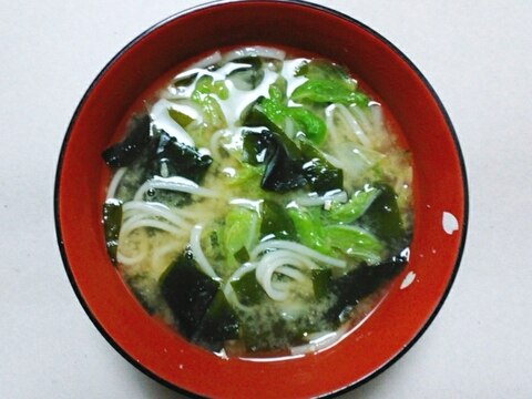 キャベツとワカメと素麺の味噌汁